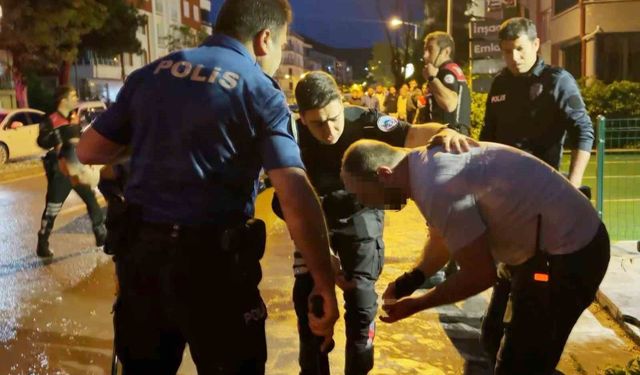 Öfkeli baba, kızını rahatsız eden gencin kulağını kesti