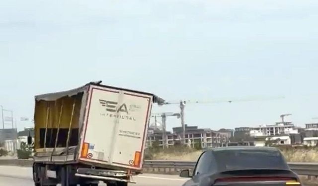 Bursa'da trafikte ilerleyen tırın yana yatmış dorsesi korkuttu