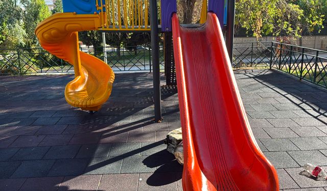Çocuk parkındaki kaydıraklara yanık yağ döktüler