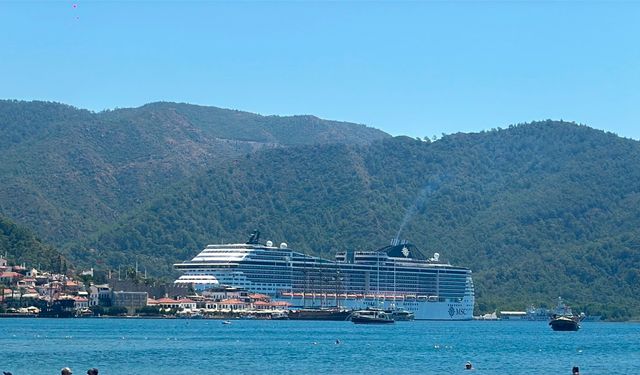Dev yolcu gemisi Marmaris'e 5 bin yolcu ve mürettebatıyla demir attı