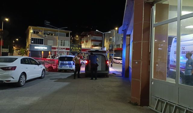 Babasını darp eden ağabeyini bıçaklandı