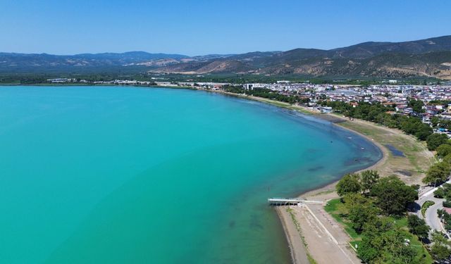 Turkuaza bürünen İznik Gölü mest etti