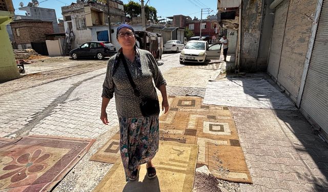 Tozdan bunalan mahalleli, çareyi sokağa halı sermekte buldu