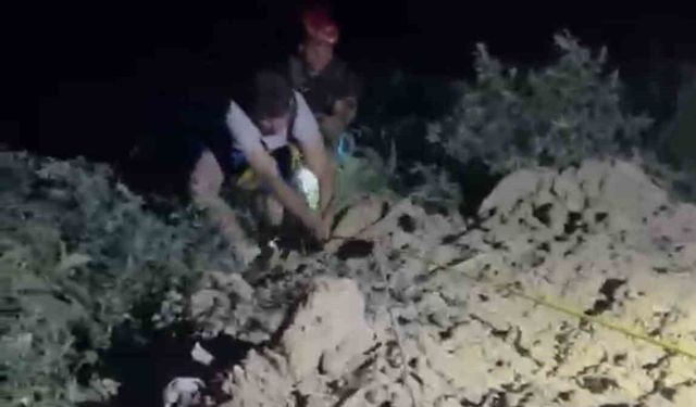 Bursa'da sarp arazide mahsur kalan 2 genç halatla kurtarıldı