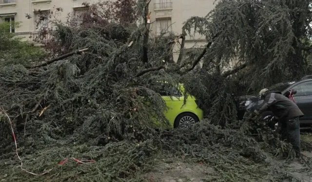 Fransa'da fırtına: 2 kişi öldü, 53 bin ev elektriksiz kaldı