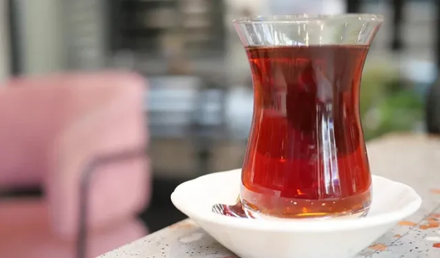 Bardağı masaya sert koyunca kovuldu