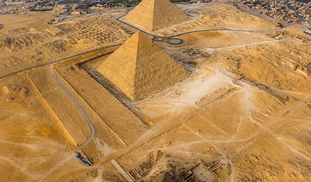 Piramitlerin zirvesinde turistlerin kazıdığı yazılar ortaya çıktı