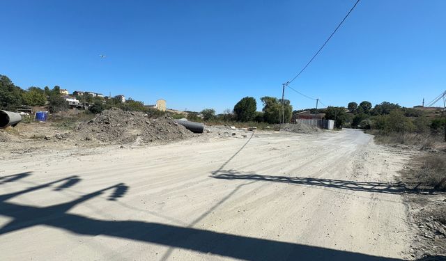 Arnavutköy'de çalışma sırasında açılan çukura taksi düştü