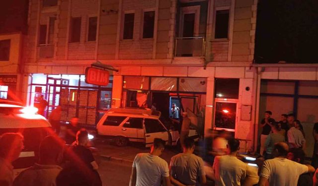Kontrolden çıkan otomobil markete girdi