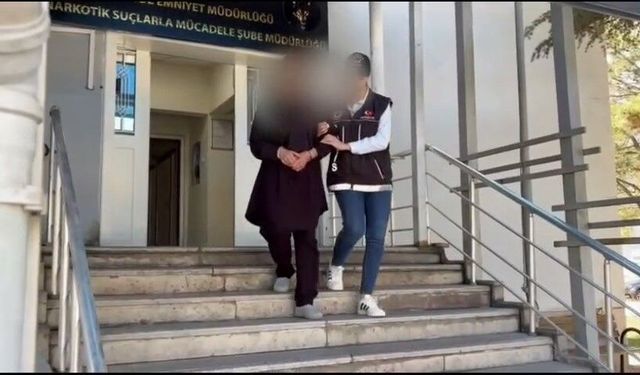Mide ve bağırsaklarından yarım kilo uyuşturucu çıktı