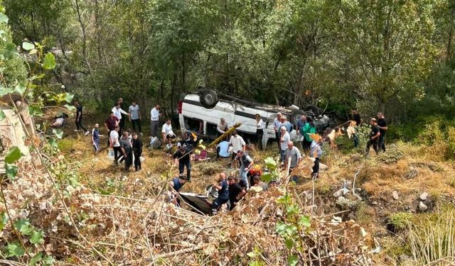 Sivas'ta minibüs şarampole uçtu: 4 ölü, 10 yaralı