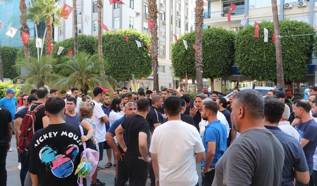 Adana Demirspor taraftarı zorla belediyeye girmeye çalıştı