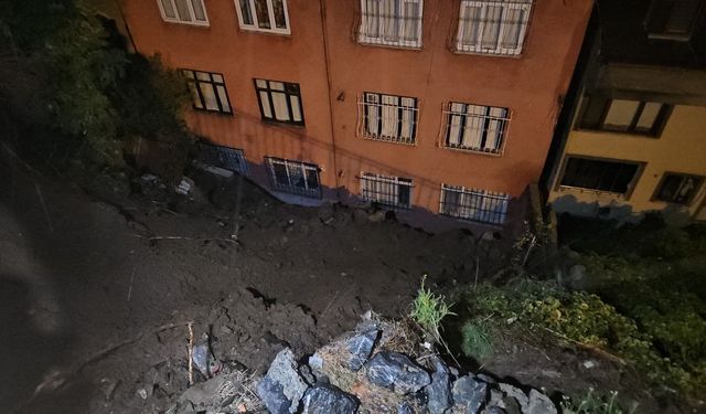 Eyüpsultan'da yağmur sonrası toprak kaydı: 25 kişi tahliye edildi