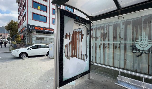 Annesiyle tartıştı, öfkesini İETT durağından çıkardı