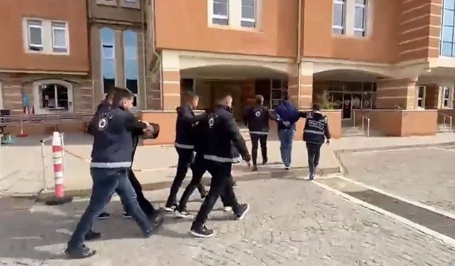 Etek giyip iş yeri kurşunladılar, polis ekiplerinden kaçamadılar
