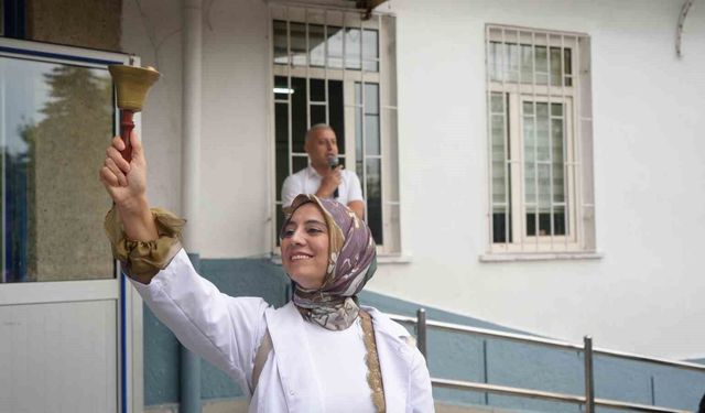 17 milyon öğrenci, 1 milyon 200 bin öğretmen için ders zili çaldı