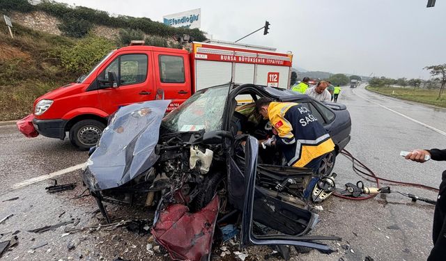 Bursa-Yalova kara yolunda kamyon ile otomobil çarpıştı: 2 yaralı