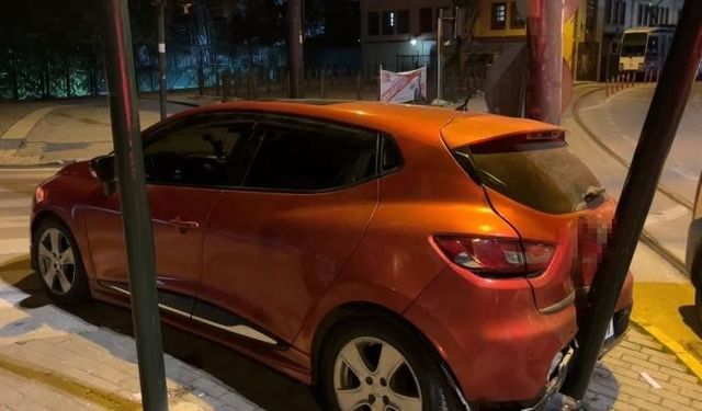 Bursa'da alkollü sürücü, polisten kaçarken trafik lambasına çarptı