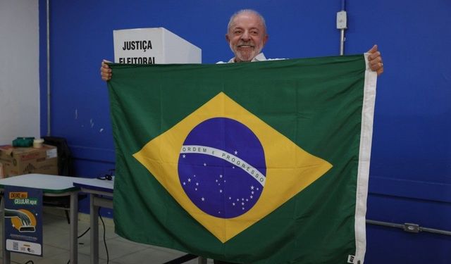 Brezilya'da Lula da Silva yeniden devlet başkanı seçildi