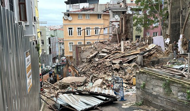 Beyoğlu'nda 5 katlı metruk bina çöktü