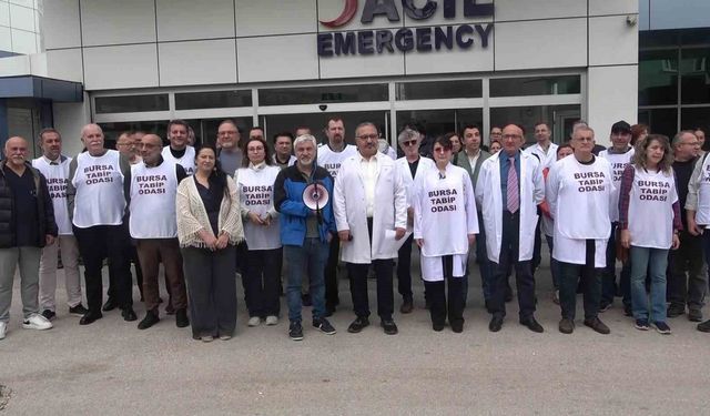 Bursa'da 6 aydır maaşlarını alamayan hekimlerden eylem