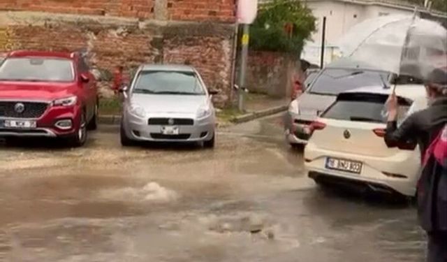 Bursa'da sağanak yağış hayatı olumsuz etkiledi: Pazar yerleri ve sokaklar göle döndü