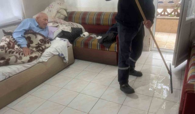 Bursa'da yağmur suları apartmanı bastı: Yaşlı adam mahsur kaldı
