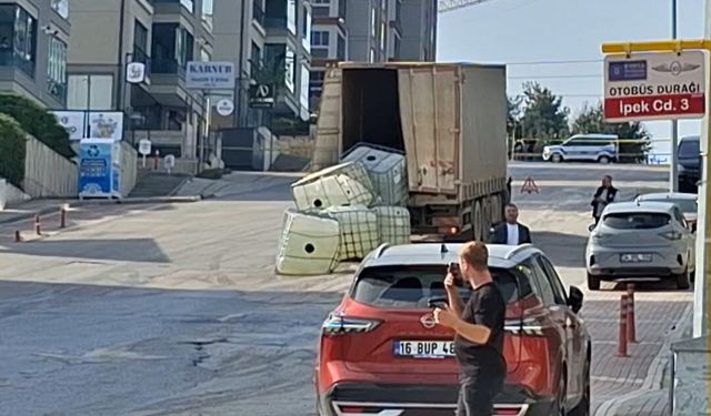 Yola dökülen asit mahalleyi kapattırdı