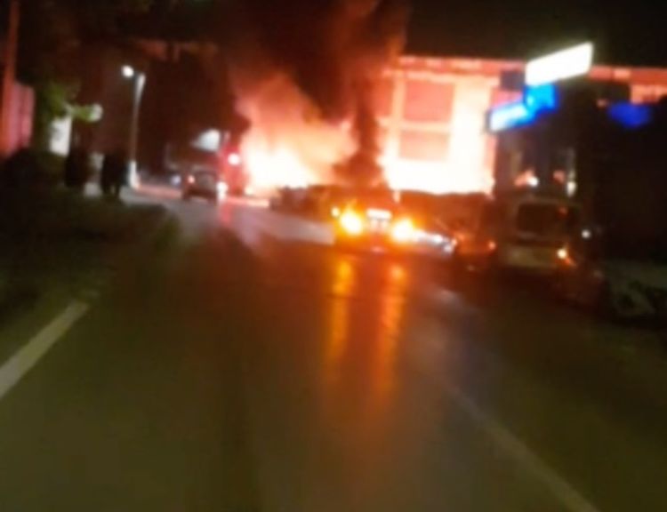 Vişne Caddesi'ni ateşe verdiler