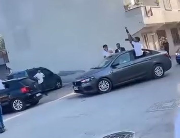 Düğünde uzun namlulu silahlarla tehlikeli kutlama