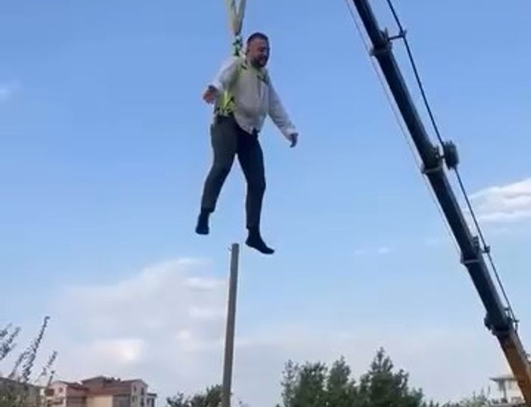Bursa'da damadı vinçte sallandırdılar