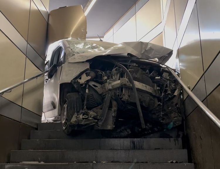 Aracıyla metro istasyonuna dald