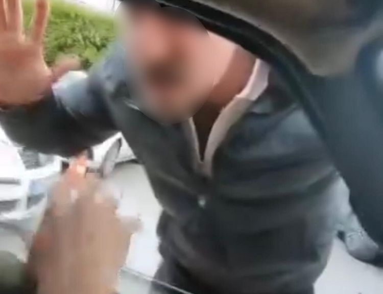 Trafikte ailesinin yanında saldırıya uğradı