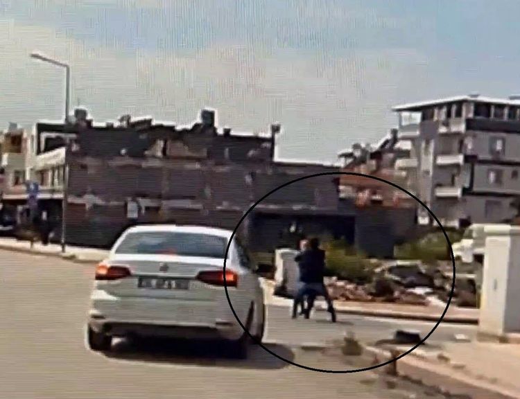 Kaldırımda yürüyen kadının boynundaki kolyeyi çaldı