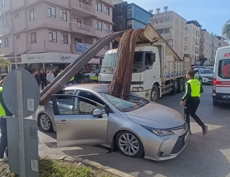 Kamyonun üzerindeki demirler araca 'ok' gibi saplandı