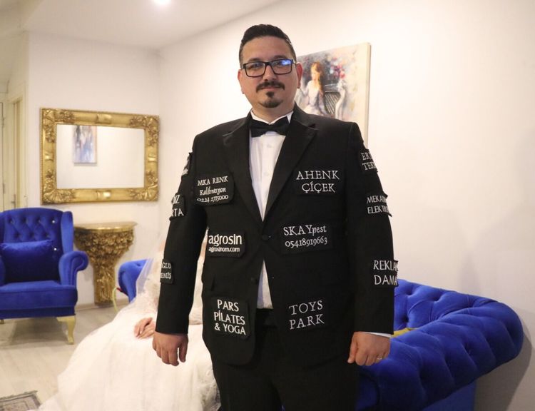 Damatlığına reklam alarak düğün masraflarını düşürdü