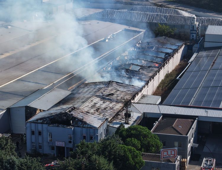 Bursa'da mobilya fabrikasında büyük yangın