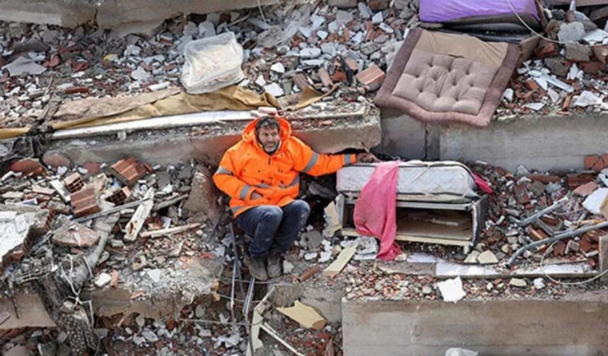 Deprem bölgesinden çarpıcı fotoğraflar