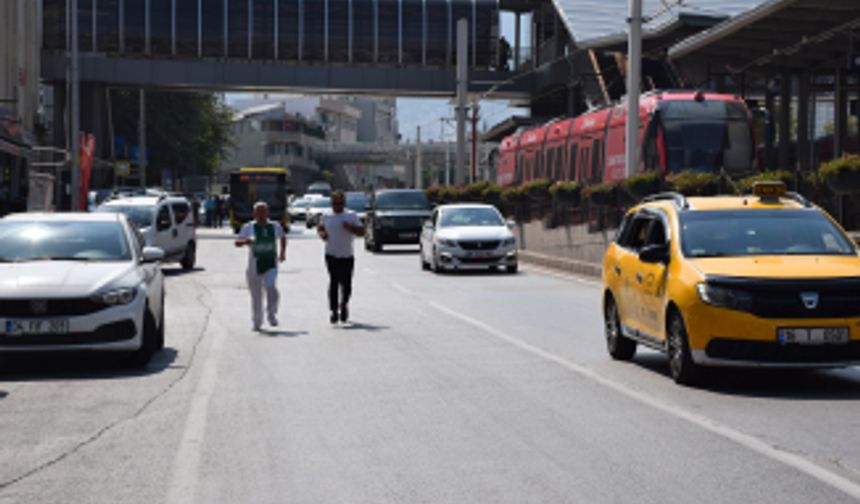 CHP Bursa'dan ilginç eylem. Tramvay hattını tiye aldılar