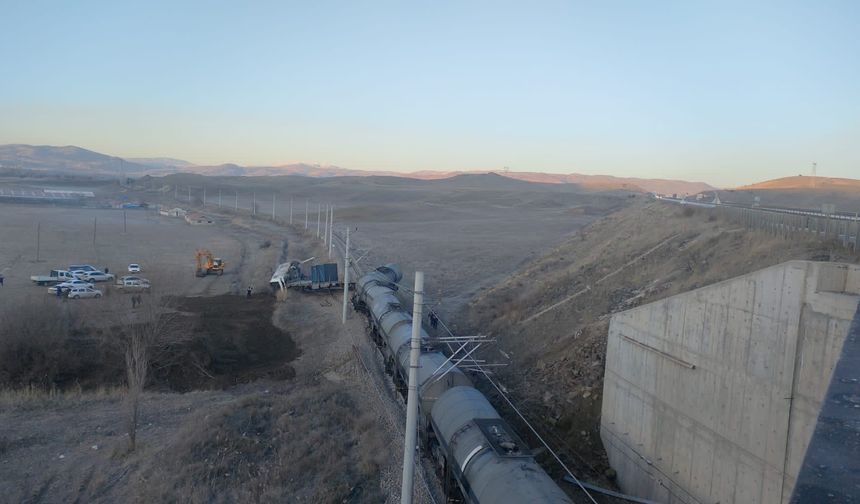 Kırıkkale’de Raylar Üzerine Yıkılan İstinat Duvarı Treni Raydan Çıkardı!