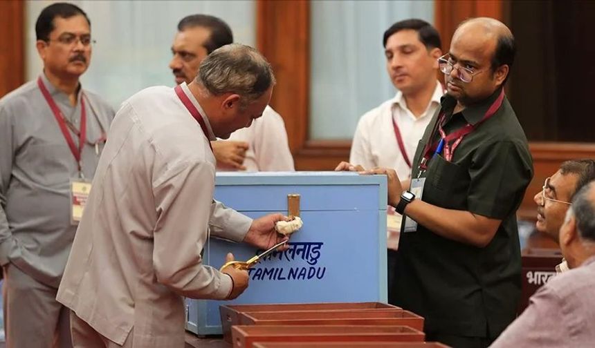 Hindistan'da Oy Vermek Neden Altı Hafta Sürüyor?