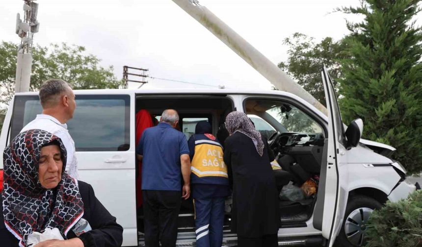 Kontrolden çıkan minibüs aydınlatma direğine çarptı: 2 yaralı