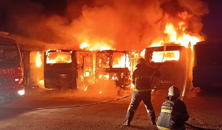 Burdur'da 5 halk otobüsü alev alev yandı