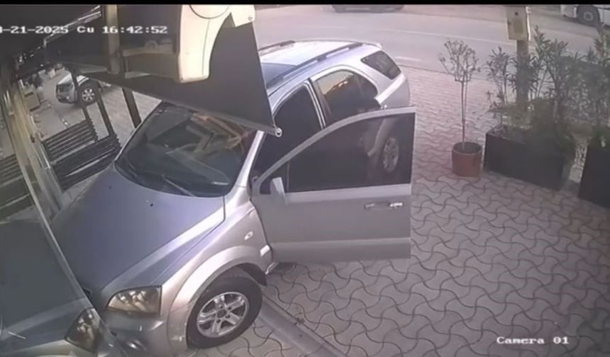 Öfkelenen adam, kiracısının dükkanına aracıyla daldı