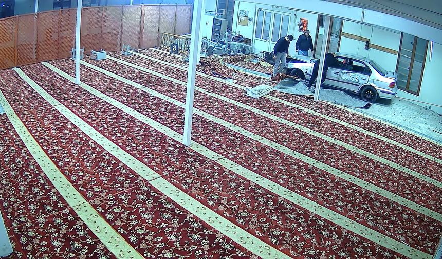 Alkollü sürücü, Kocaeli'de otomobille camiye daldı