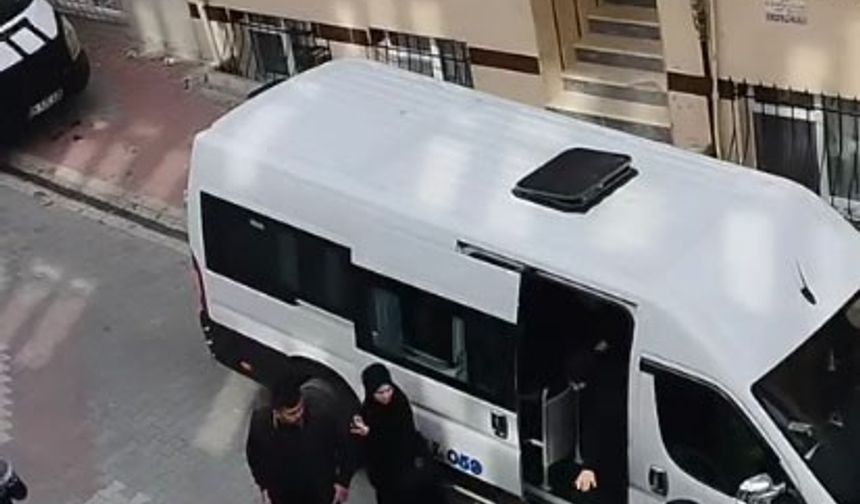 Hatalı şekilde öğrenci indiren servis sürücüsü polisle tartıştı