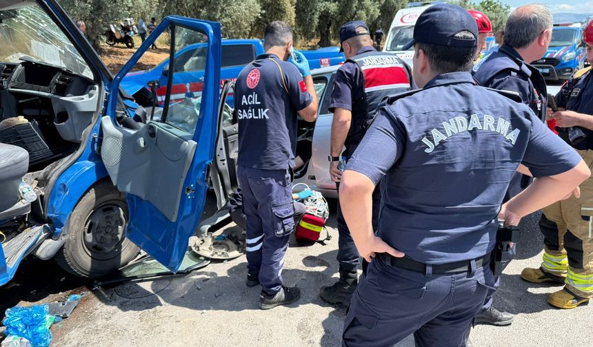 İznik'te otomobil jandarma ekibiyle çarpıştı: 1 ölü 2 yaralı