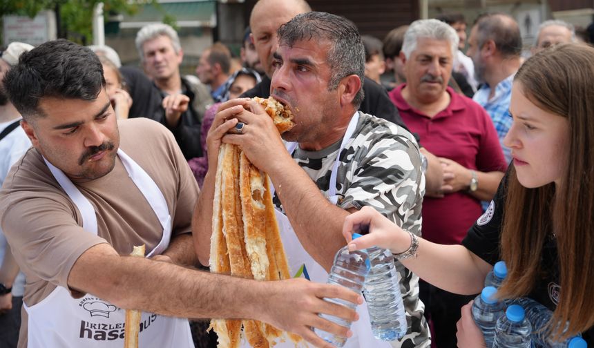 Bursa'da börek yeme yarışmasında ilginç görüntüler...