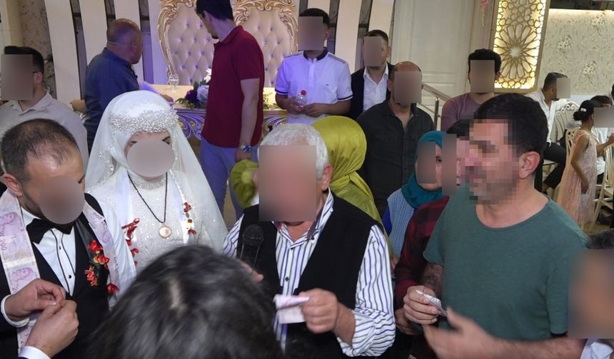 Davetsiz düğüne gitti, pasta yedi, takılan paraları çaldı