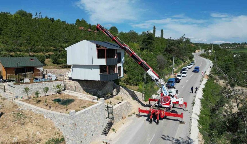 Kaçak villayı yıkılmasın diye vinçle taşıdı